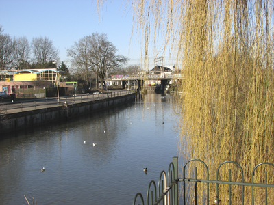 907730 Gezicht over de Vecht te Utrecht, van bij de Pellecussenbrug aan de Lauwerecht naar het noorden, met links de ...